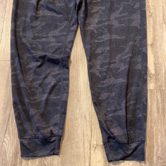 Vuori Performance Jogger Women's DreamKnit Black Camo Size Small - Picture 5 of 13
